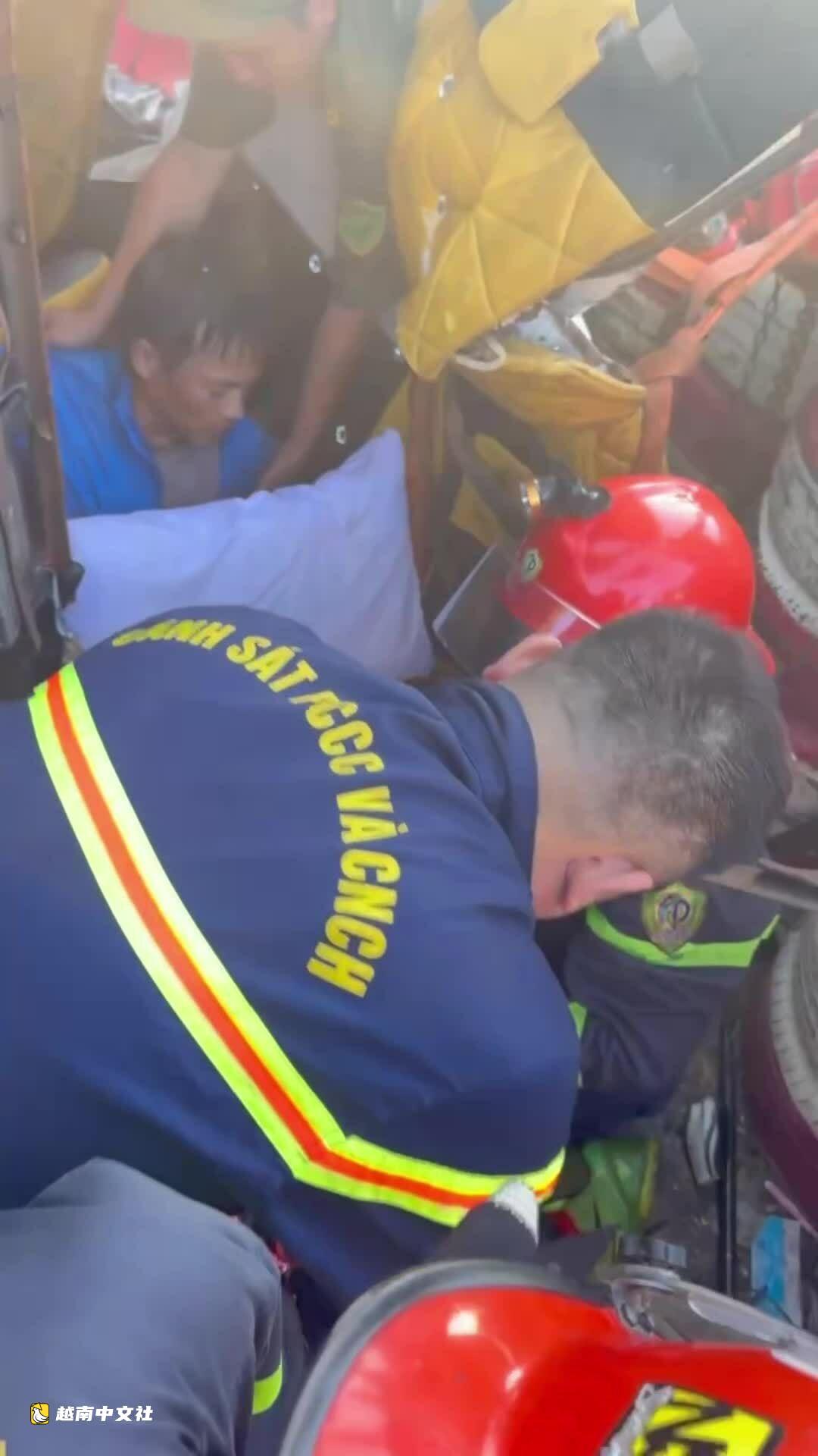 越南警察破拆駕駛室,救出慶曆山口車禍被困司機