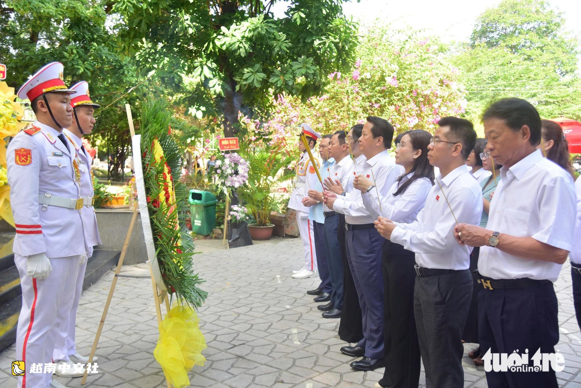 越南胡志明市黎氏蓮公園:民眾排隊祭奠為國捐軀的烈士