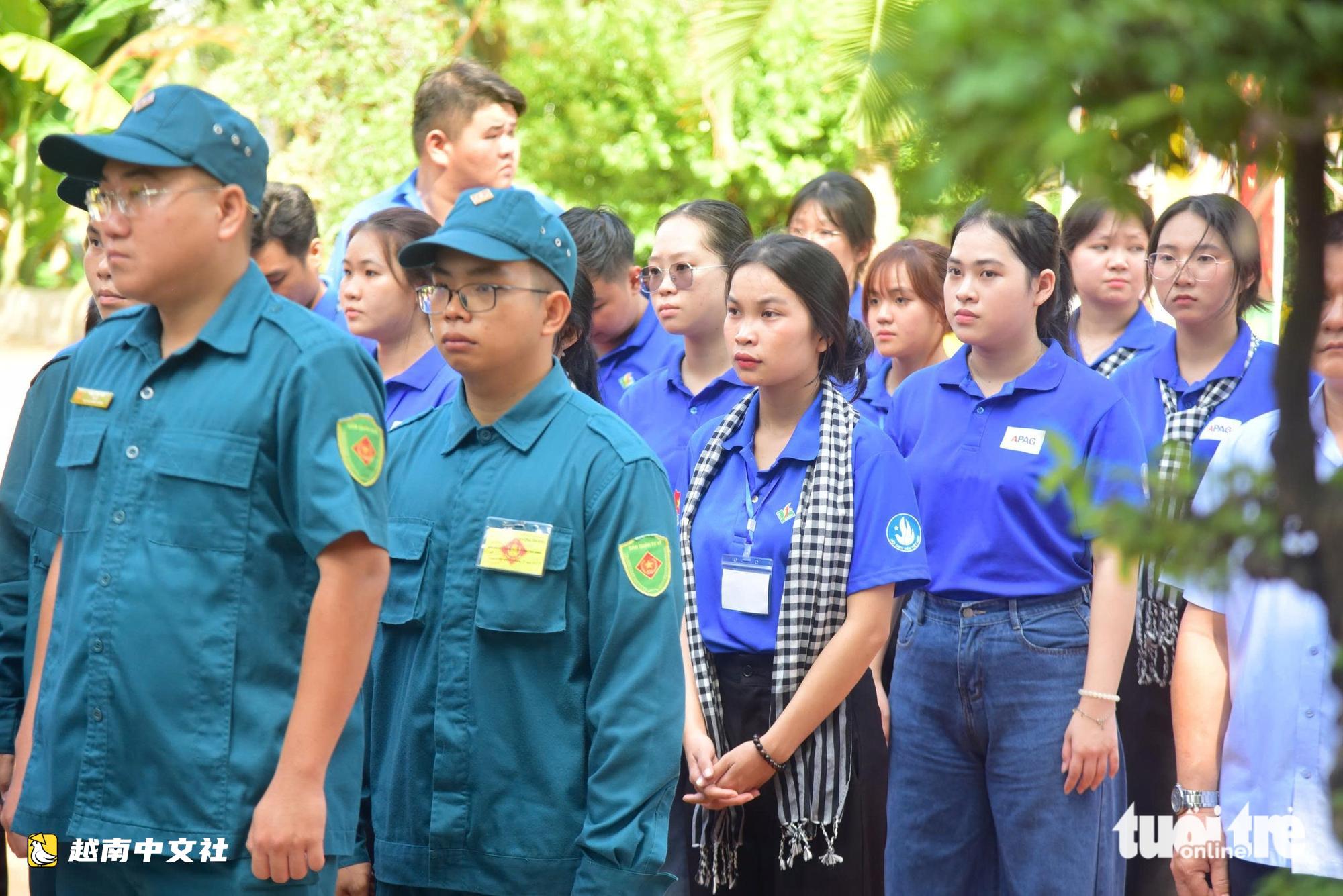 越南胡志明市黎氏蓮公園:民眾排隊祭奠為國捐軀的烈士