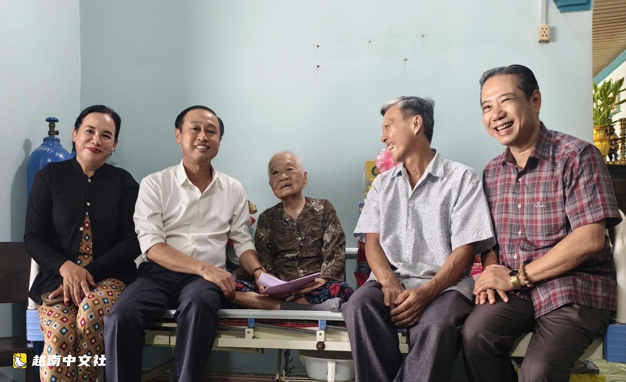 越南胡志明市代表團在傷殘軍人烈士日之際探望慰問越南英雄母親和傷殘軍人