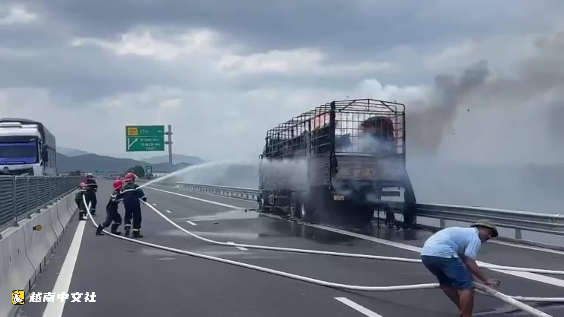 越南警察破拆駕駛室,救出慶曆山口車禍被困司機