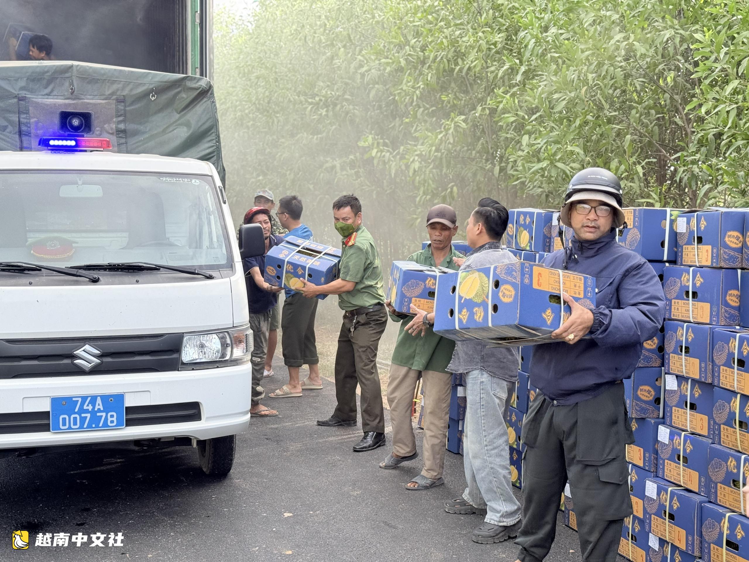 越南公安和民眾合力“搶救”著火卡車上20噸榴蓮