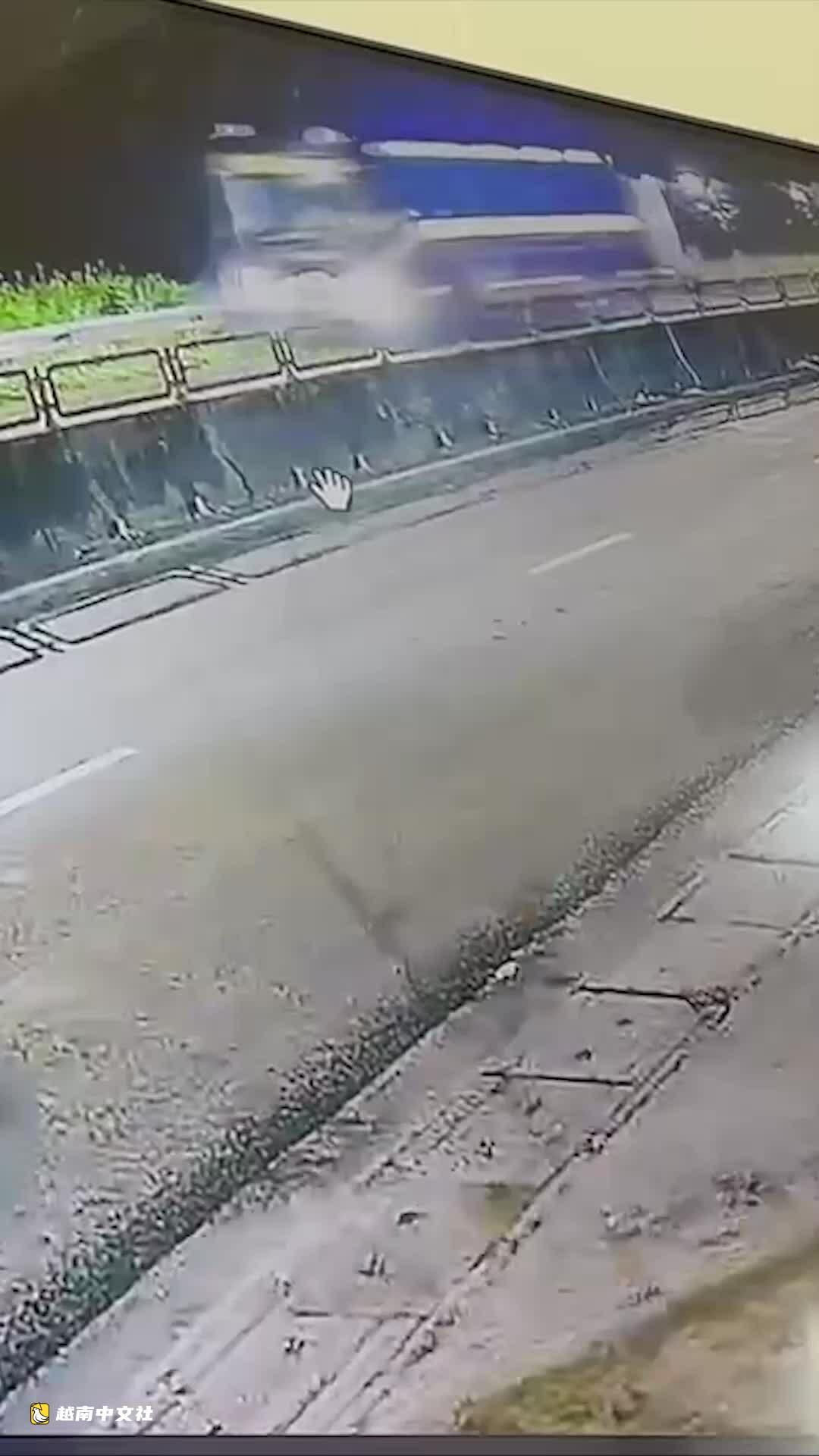 越南一載有母子4人的客車起火成悲劇