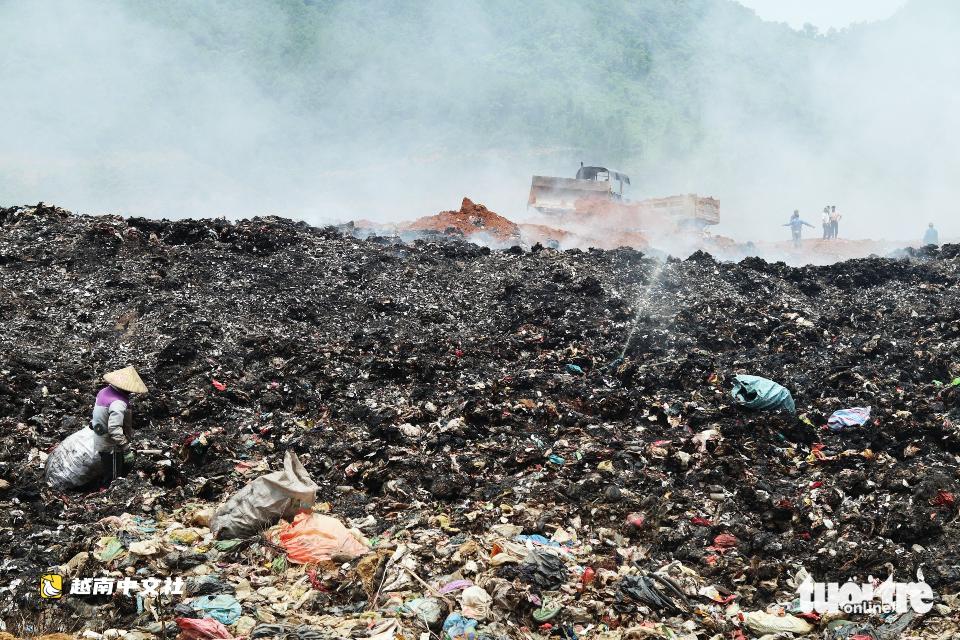 越南義安省最大垃圾場火災:窒息般阻擋濃煙升起