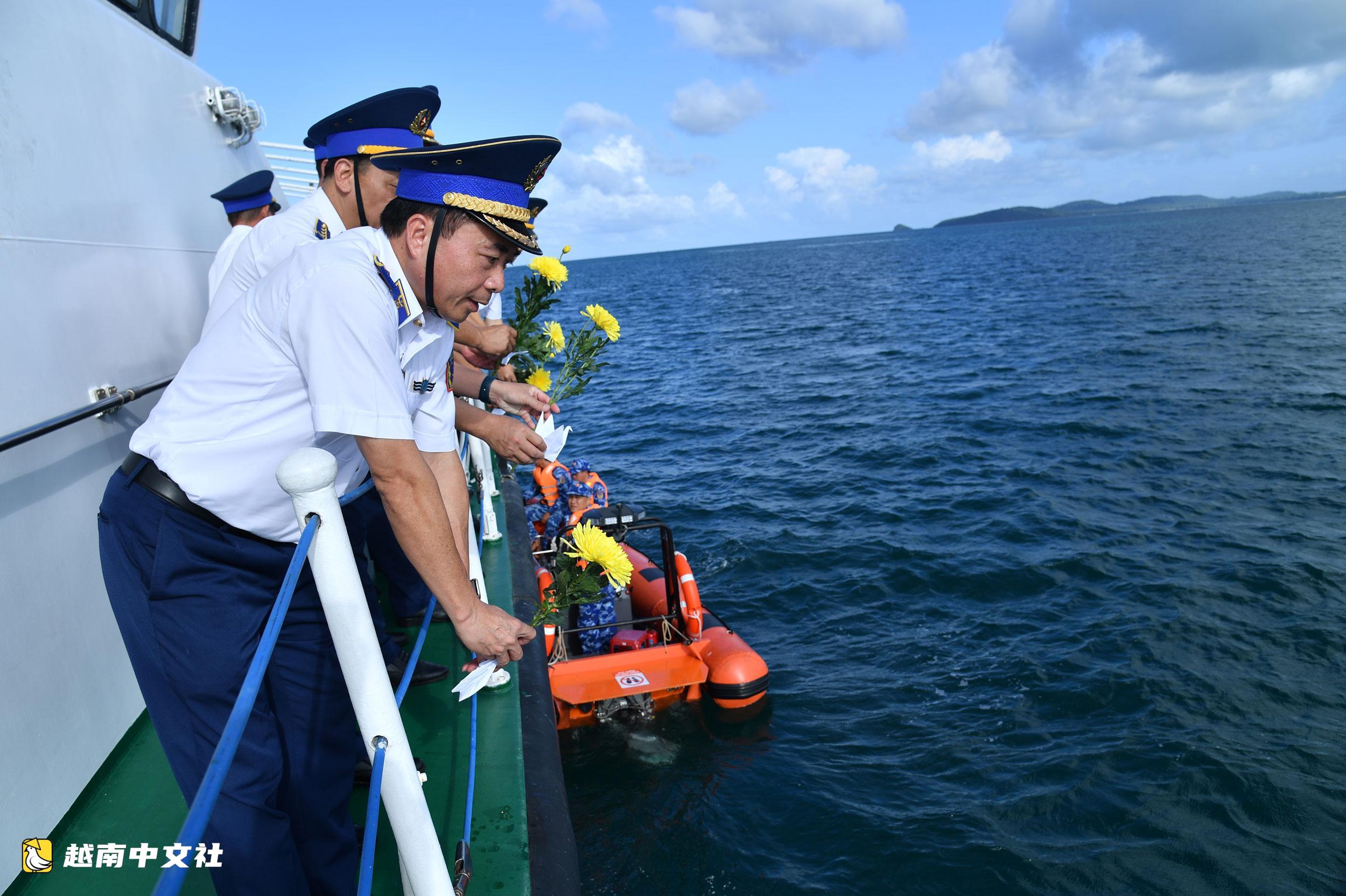 越南海警第四區敬獻花圈,緬懷海上犧牲烈士