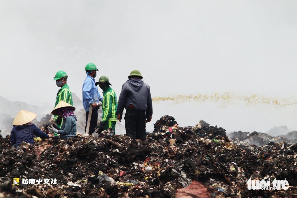 越南義安省最大垃圾場火災:窒息般阻擋濃煙升起