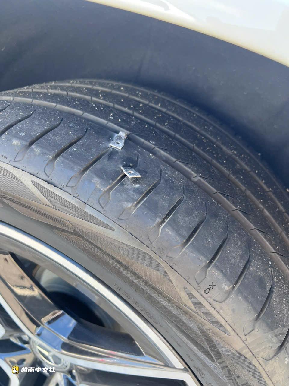 越南峴港-廣義高速公路上散落金屬碎片,多車爆胎緊急停車