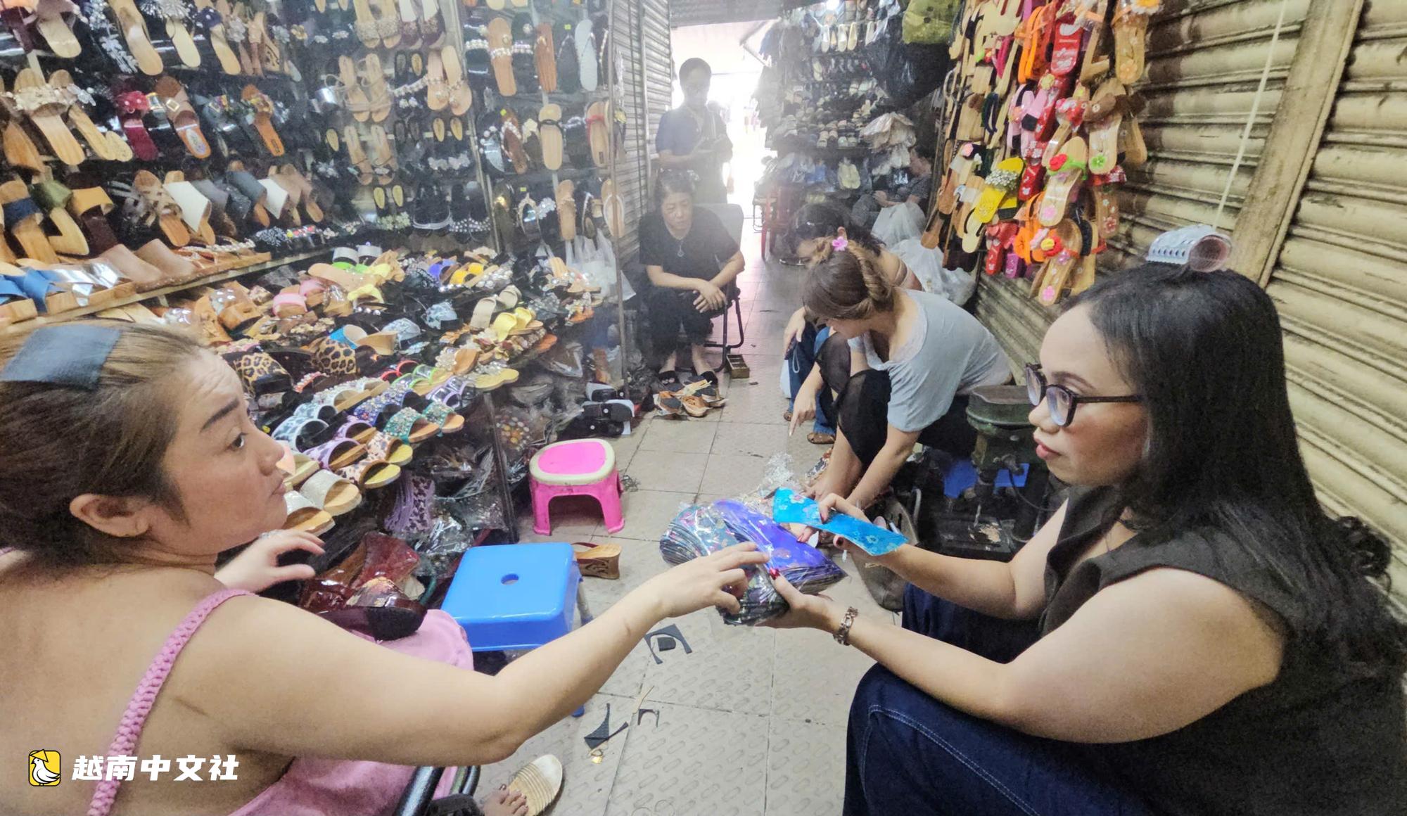 國際遊客湧向胡志明市百年老市場——新定市場,定製奧黛、親手製作木屐