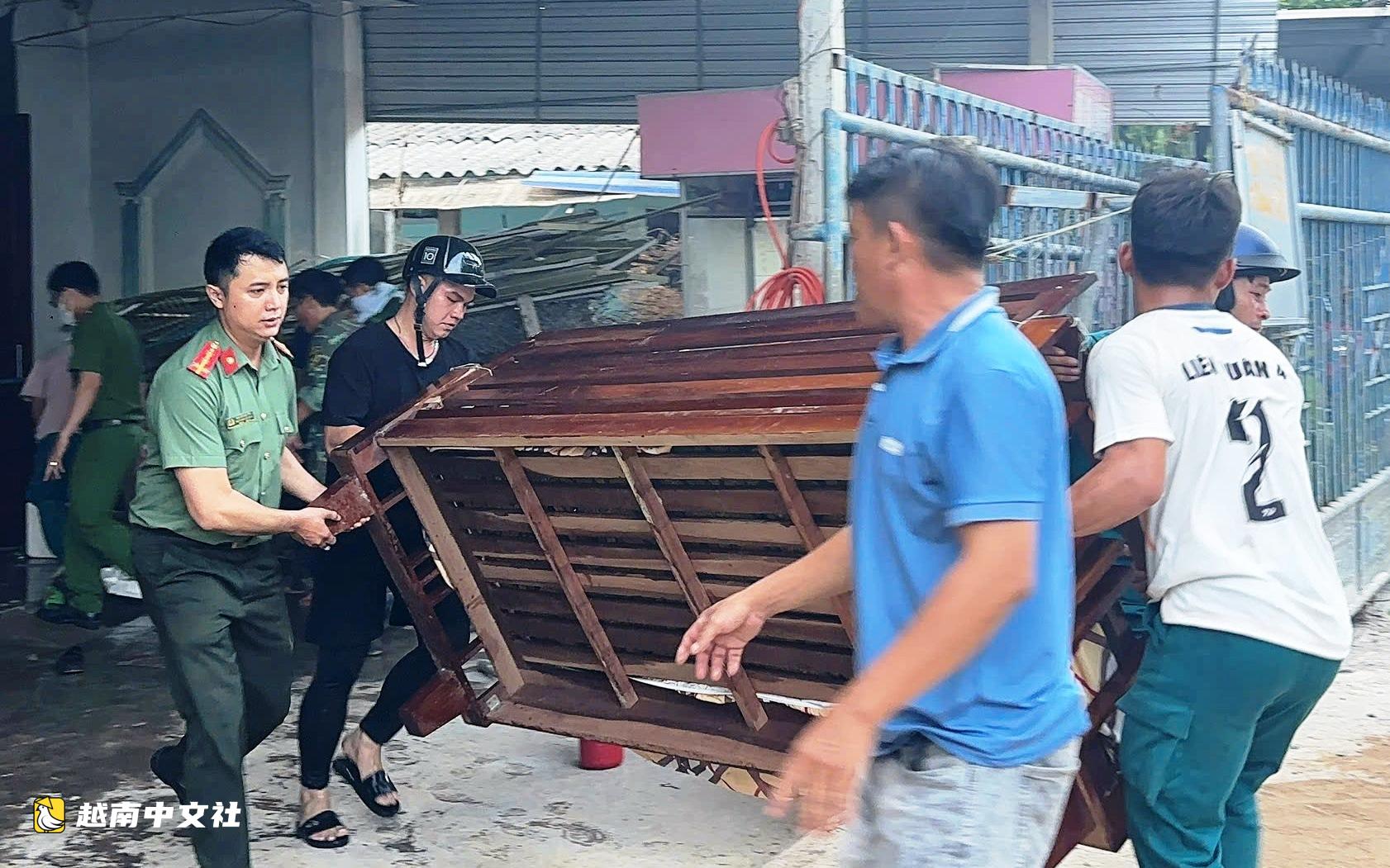 越南廣義省一廢品回收店起火,鄰居破門救出中風男子