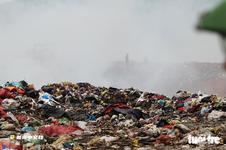 越南義安省最大垃圾場火災:窒息般阻擋濃煙升起