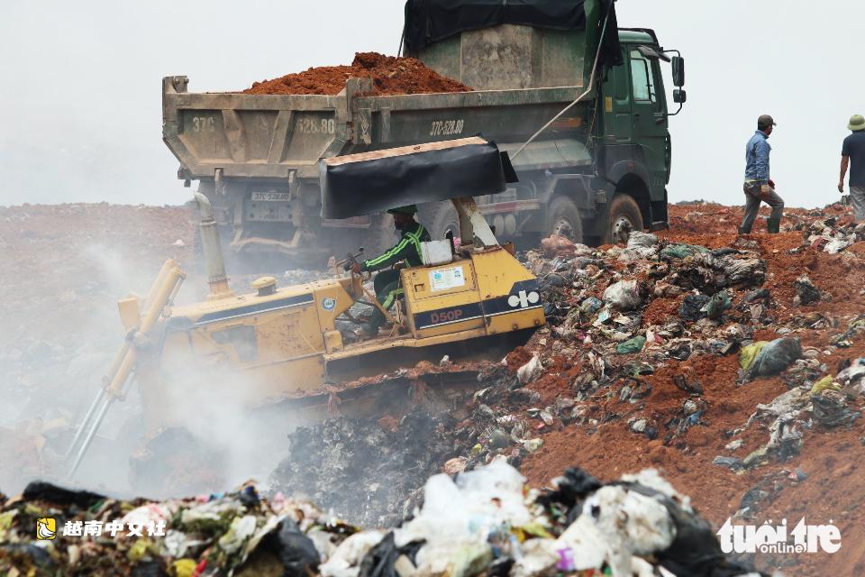 越南義安省最大垃圾場火災:窒息般阻擋濃煙升起
