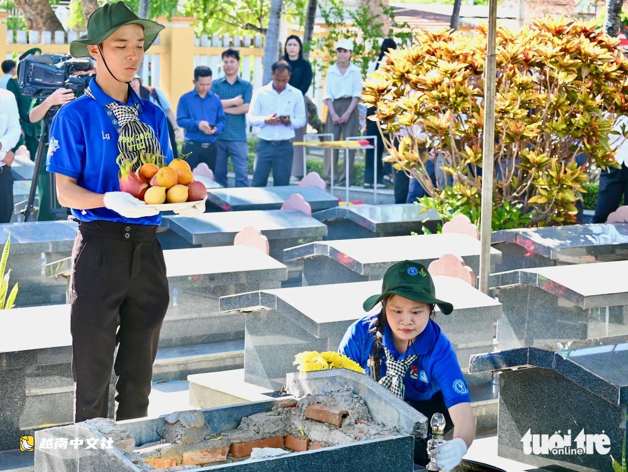 越南得樂省為剛剛找到的兩具烈士遺骸舉行追悼會和安葬儀式