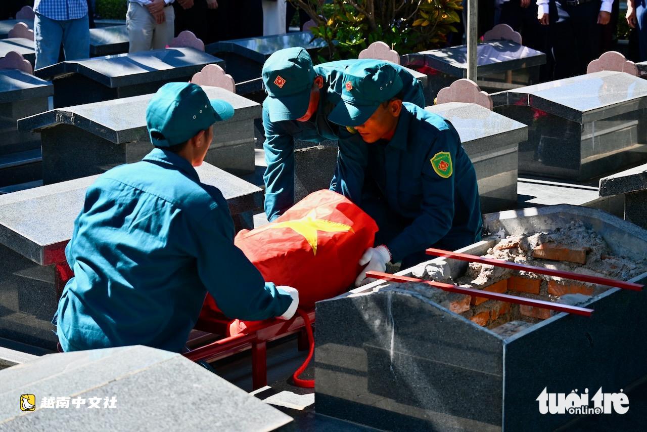 越南得樂省為剛剛找到的兩具烈士遺骸舉行追悼會和安葬儀式