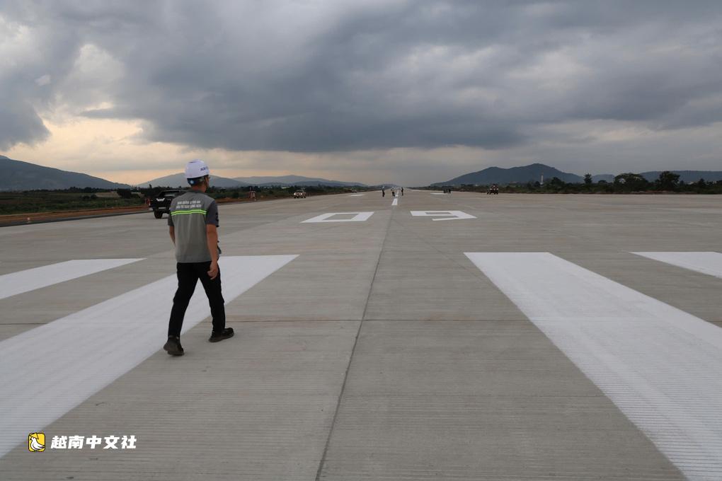 越南Beechcraft B300專機在蓮姜機場進行檢測飛行