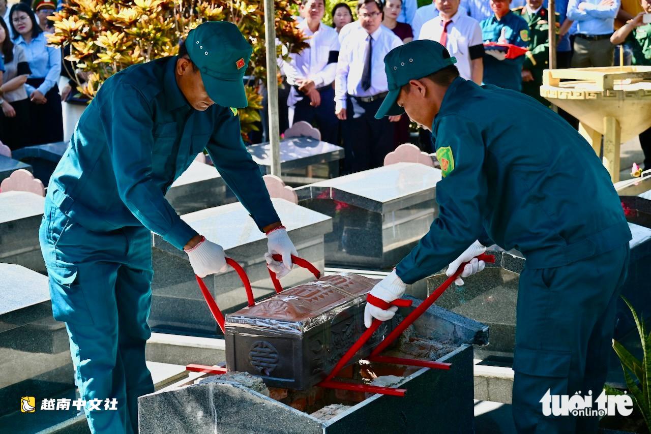 越南得樂省為剛剛找到的兩具烈士遺骸舉行追悼會和安葬儀式