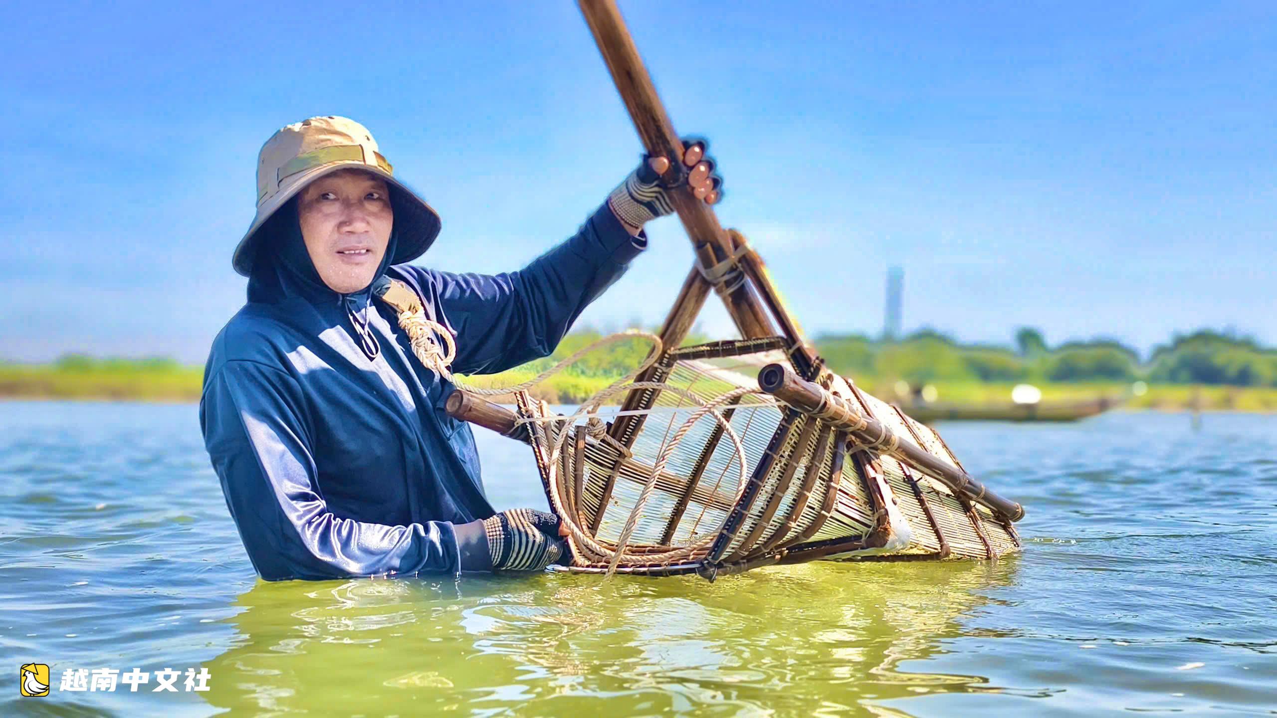 在越南茶曲河畔順水捕撈全國著名的“敦”特產