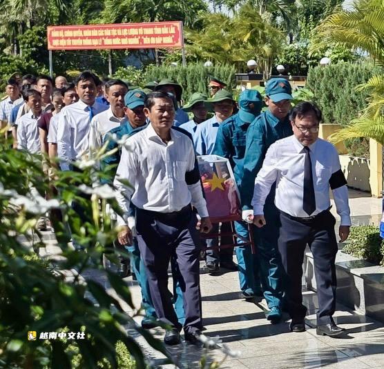 越南得樂省為剛剛找到的兩具烈士遺骸舉行追悼會和安葬儀式