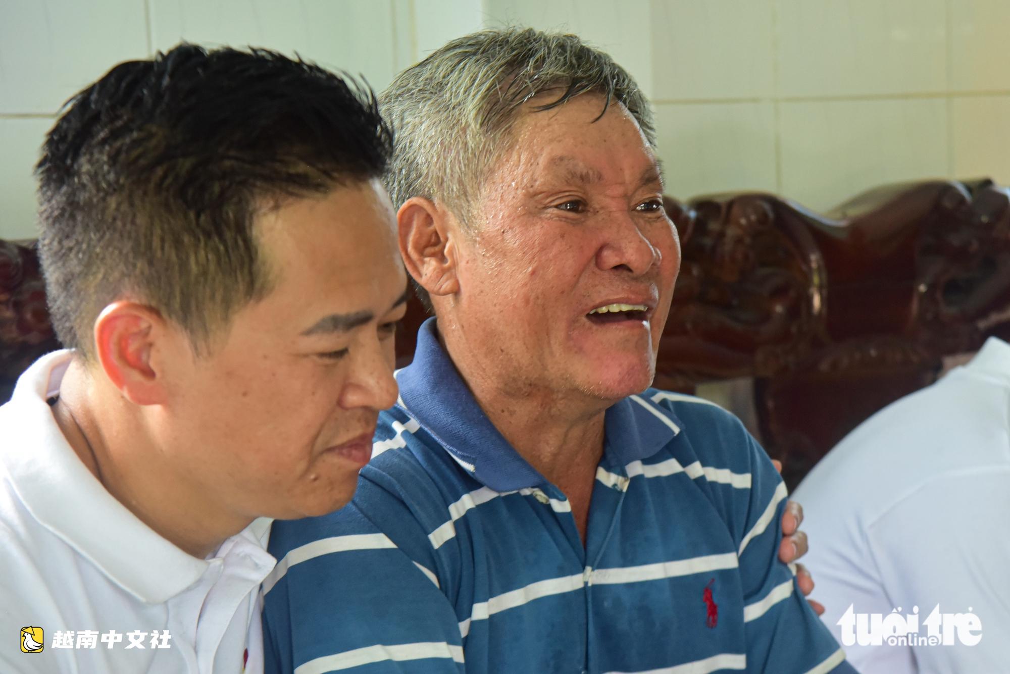 近60年後,越南烈士黃文根的妻子終於能在一張照片中站在丈夫身邊