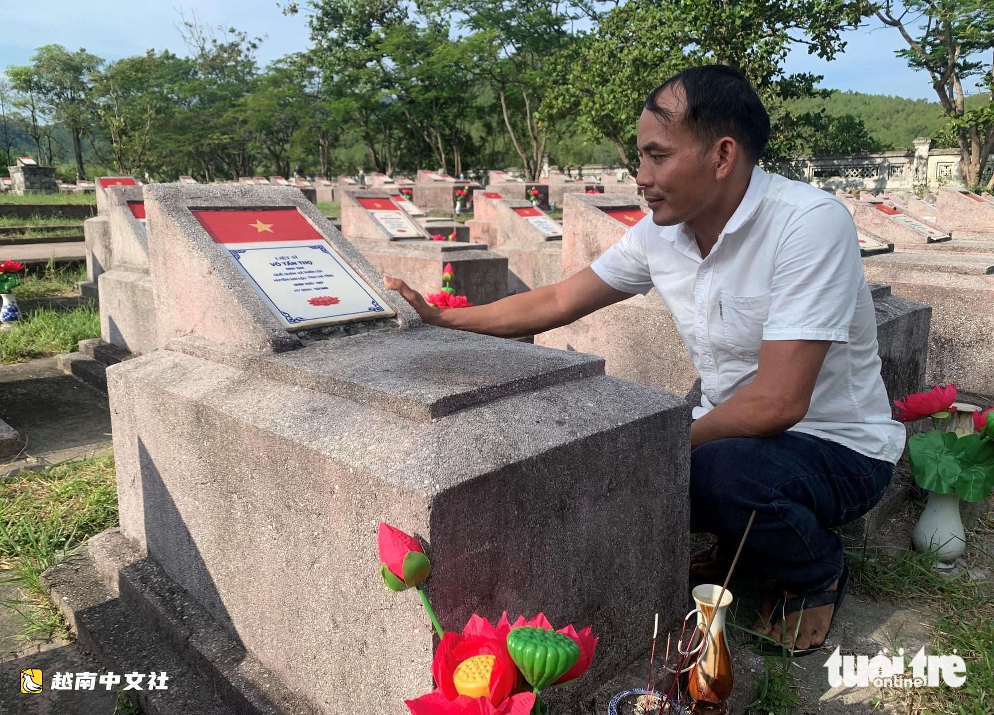 越南一對親兄弟同為烈士卻姓氏不同 祭壇上擺著兩張祖國記功證書