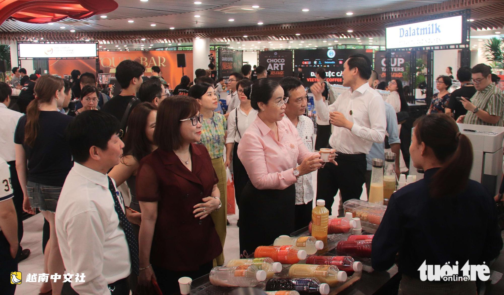 在越南峴港咖啡盛宴上品嚐玉靈參咖啡和南魚露咖啡趣味十足