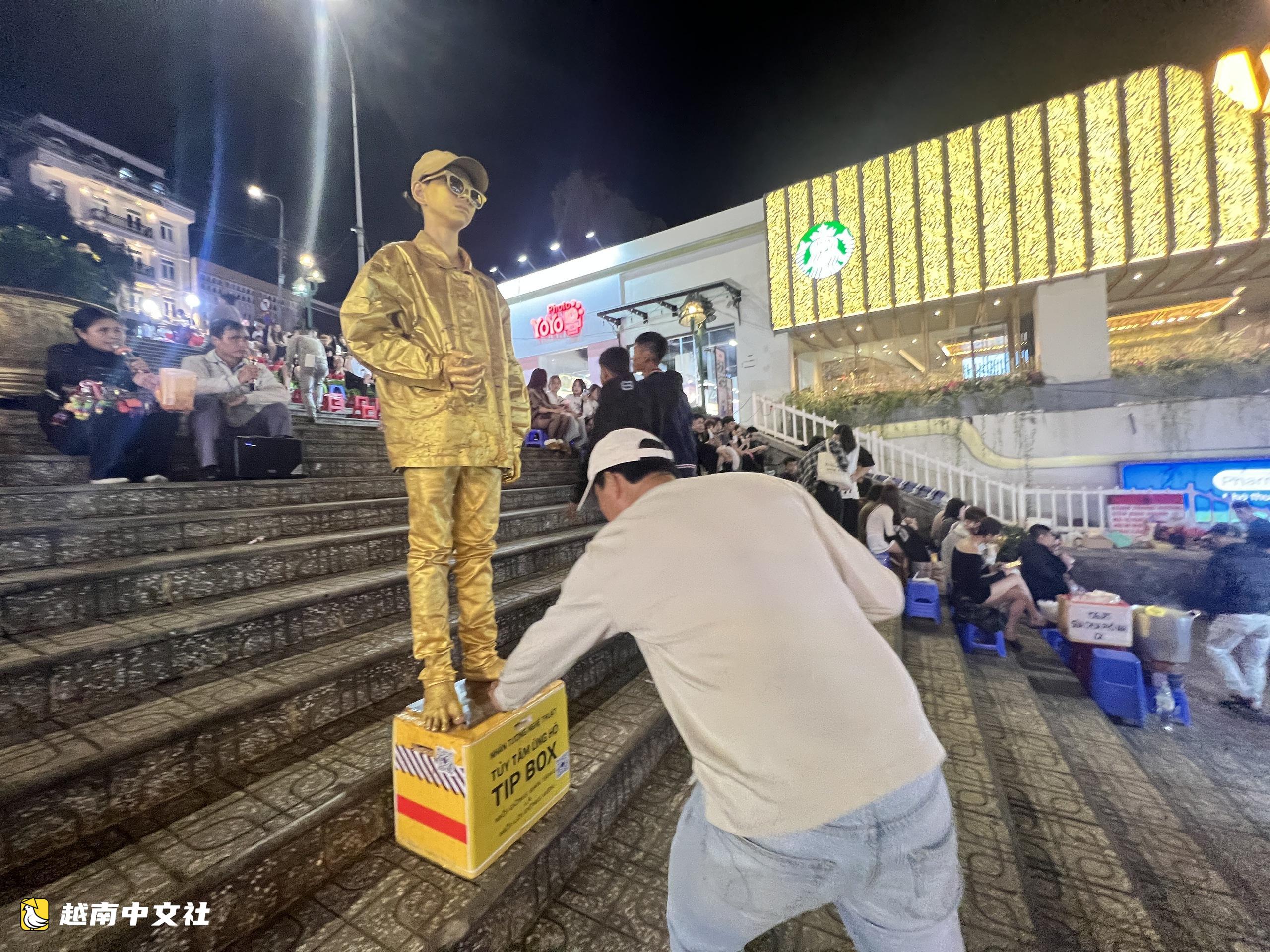 越南大叻街頭的人體雕像:在寒風中堅持兼職增收