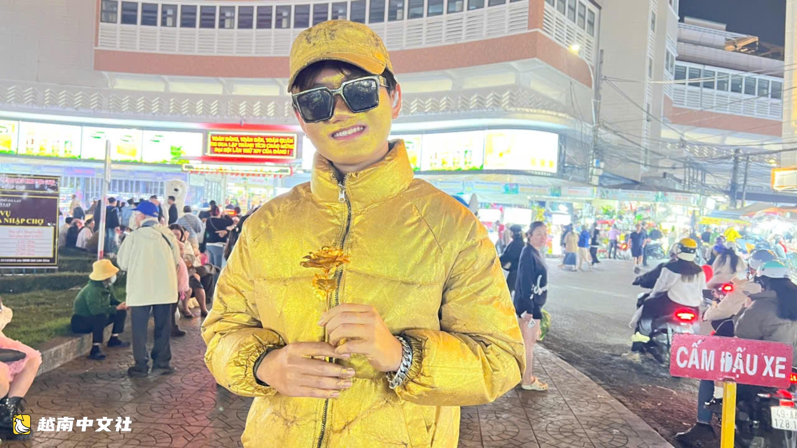 越南大叻街頭的人體雕像:在寒風中堅持兼職增收