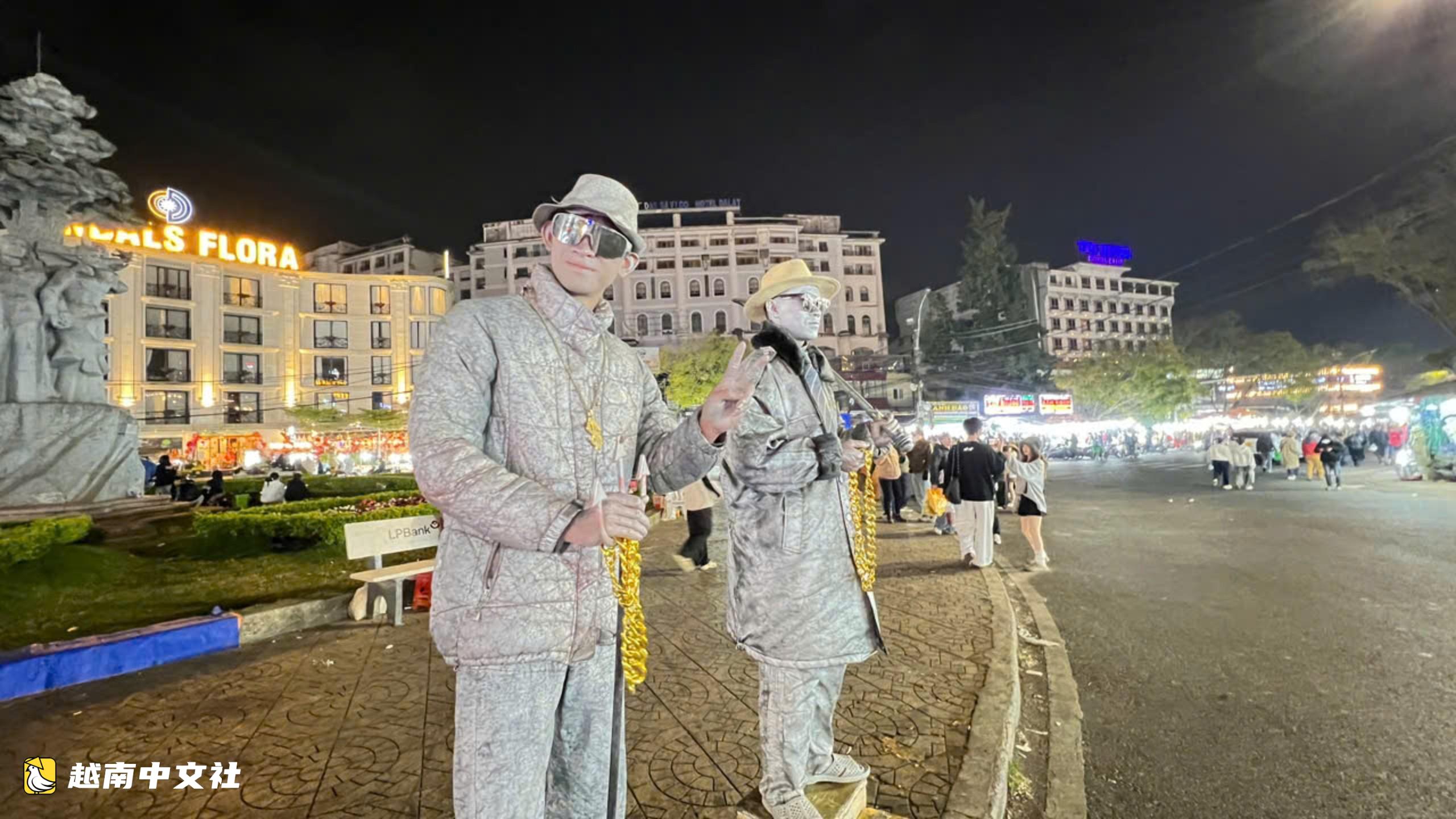 越南大叻街頭的人體雕像:在寒風中堅持兼職增收