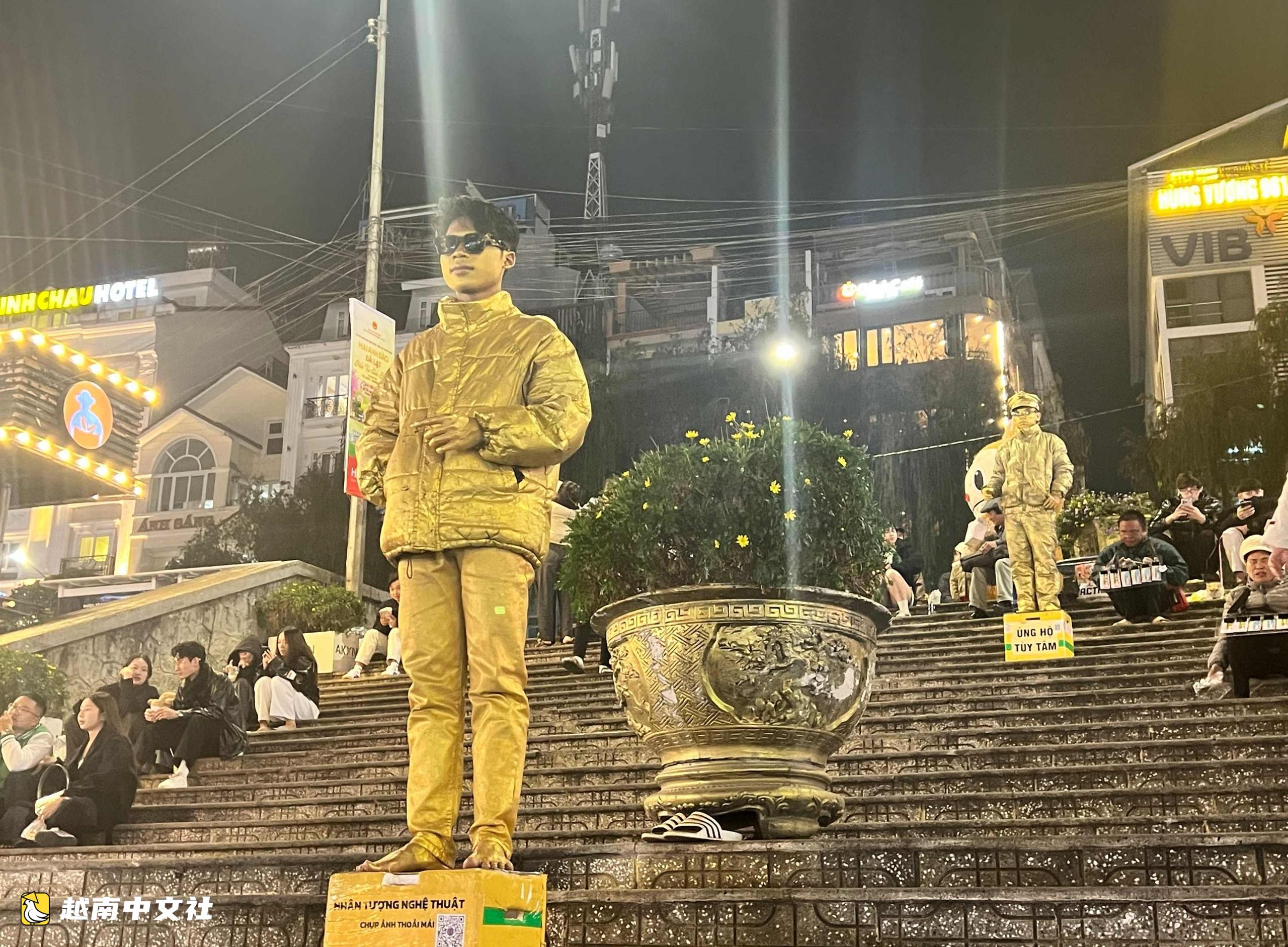 越南大叻街頭的人體雕像:在寒風中堅持兼職增收