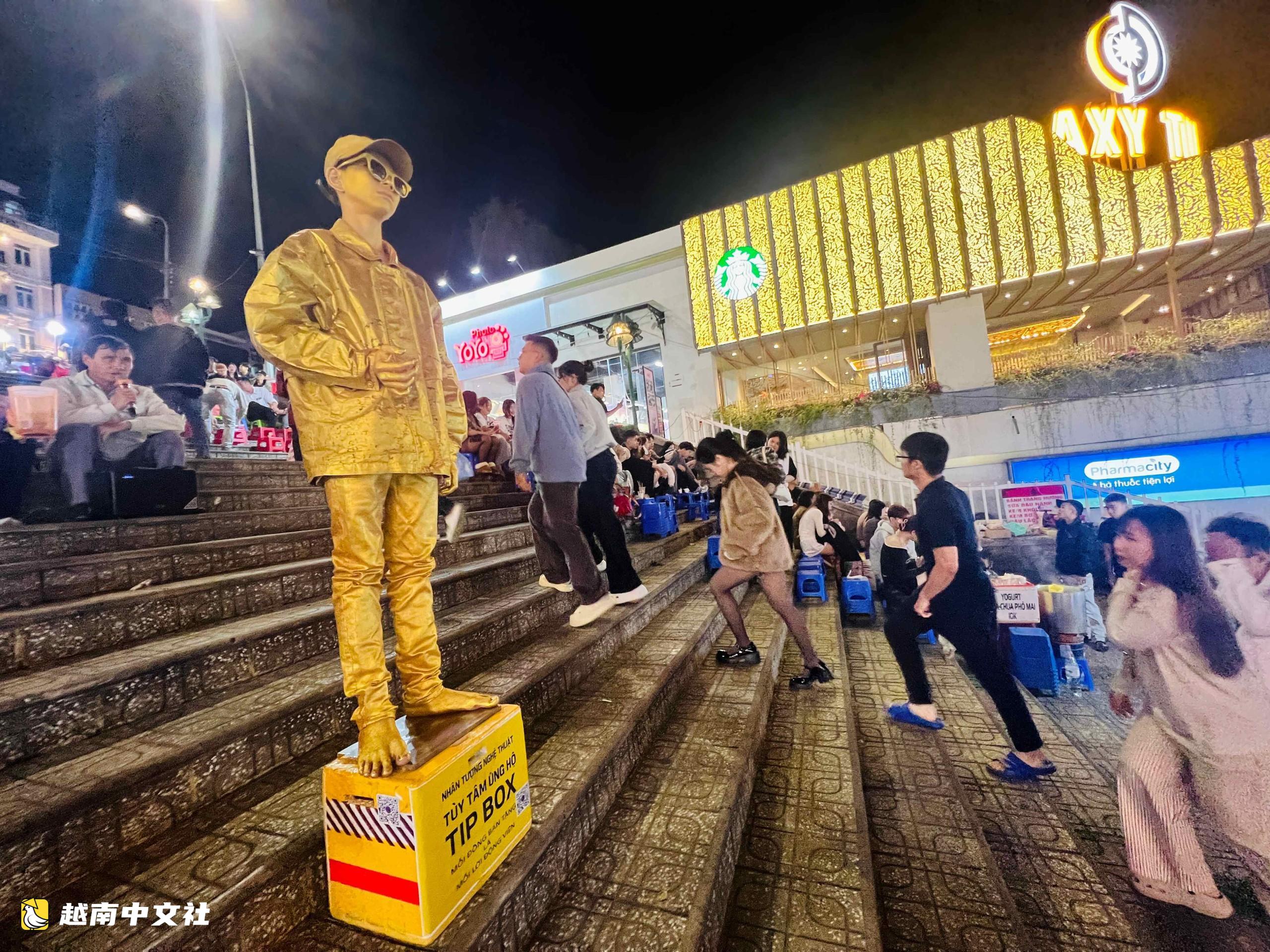 越南大叻街頭的人體雕像:在寒風中堅持兼職增收