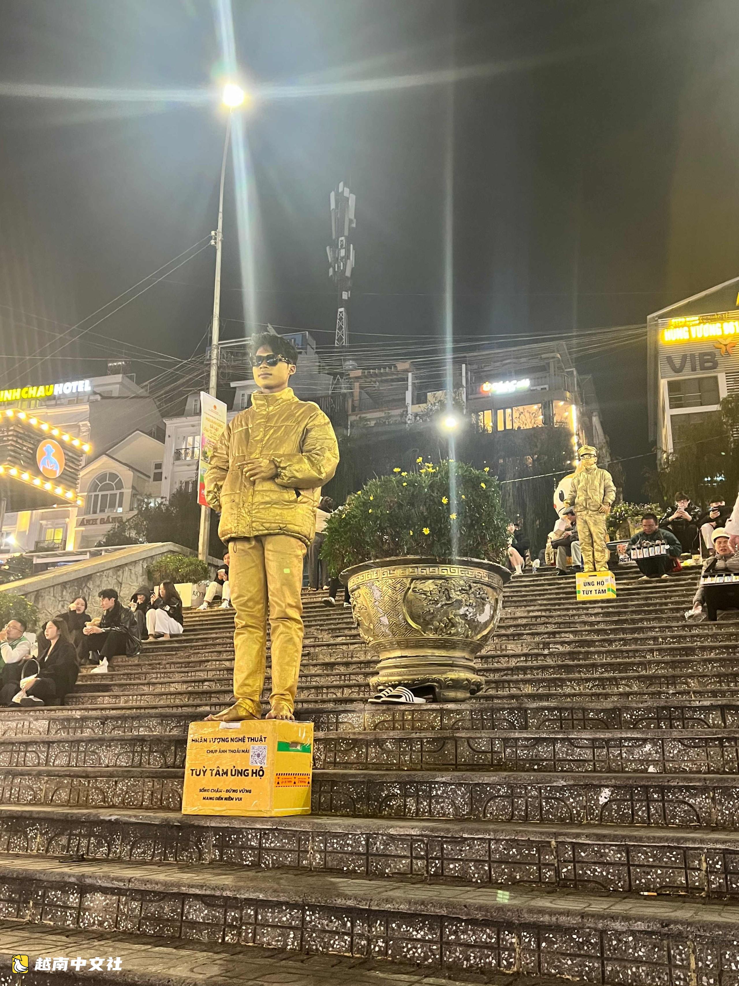 越南大叻街頭的人體雕像:在寒風中堅持兼職增收