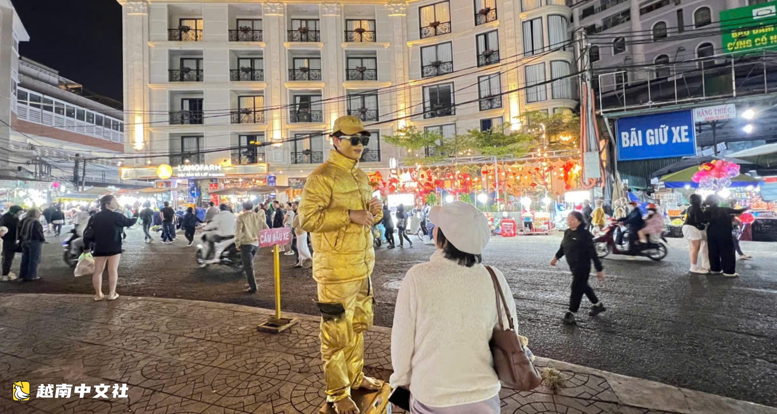越南大叻街頭的人體雕像:在寒風中堅持兼職增收