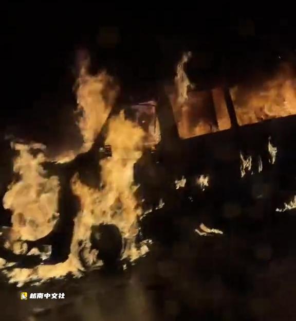 越南面包車在胡志明市-隆城-油耶高速公路上燒成鐵架,司機及時逃生