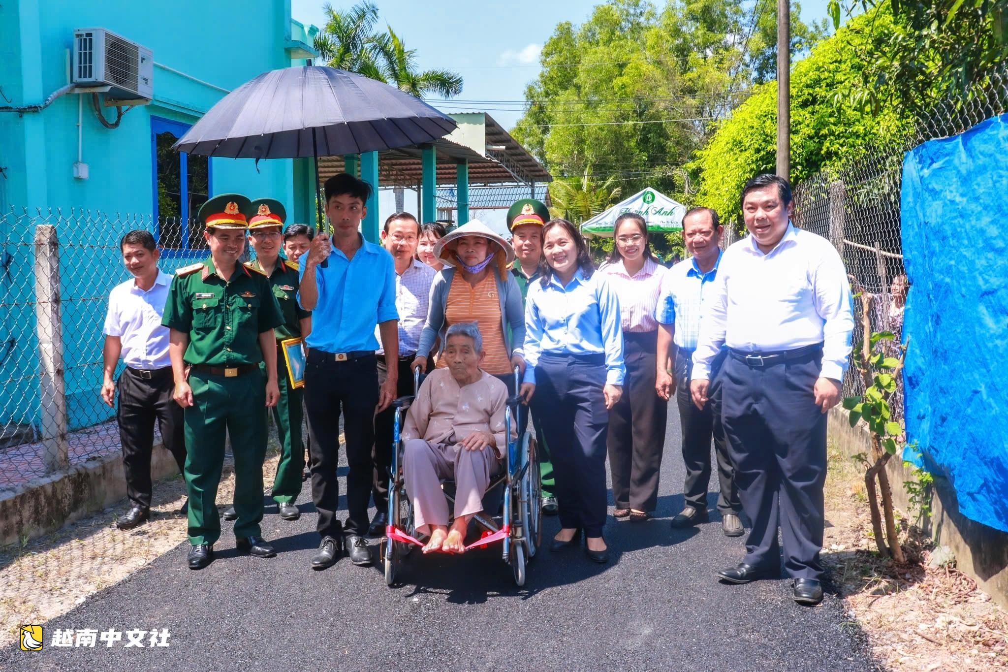 越南英雄母親阮氏稇家門巷子鋪瀝青:軍民團結的印記
