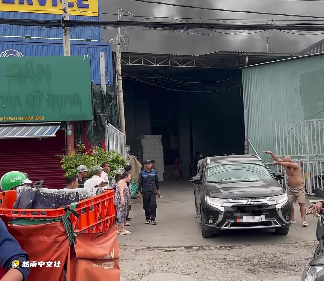 越南平興鄉傢俱倉庫大火 多輛汽車摩托車及時轉移