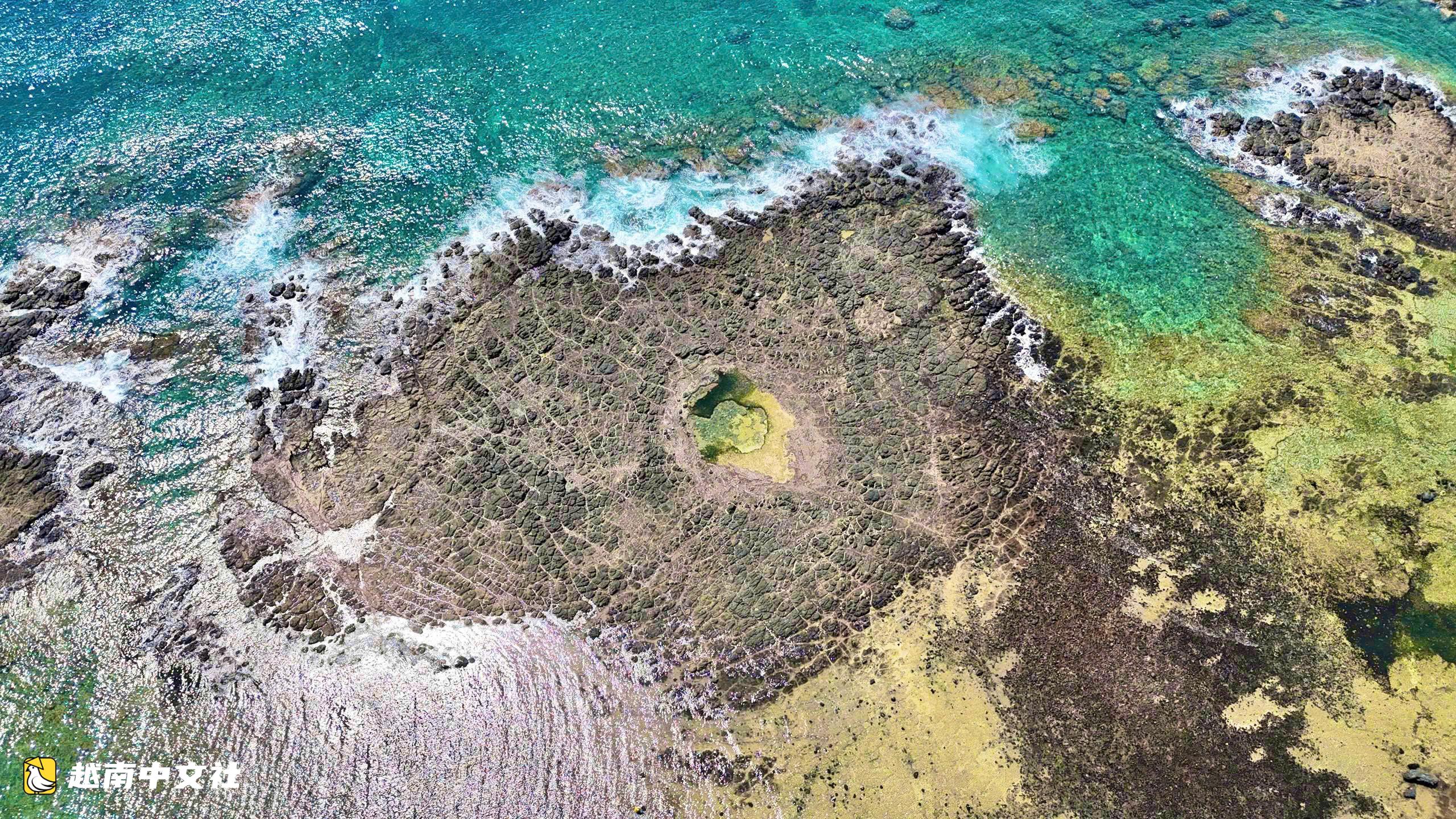 越南巴朗安角燈塔旁的古火山口奇觀