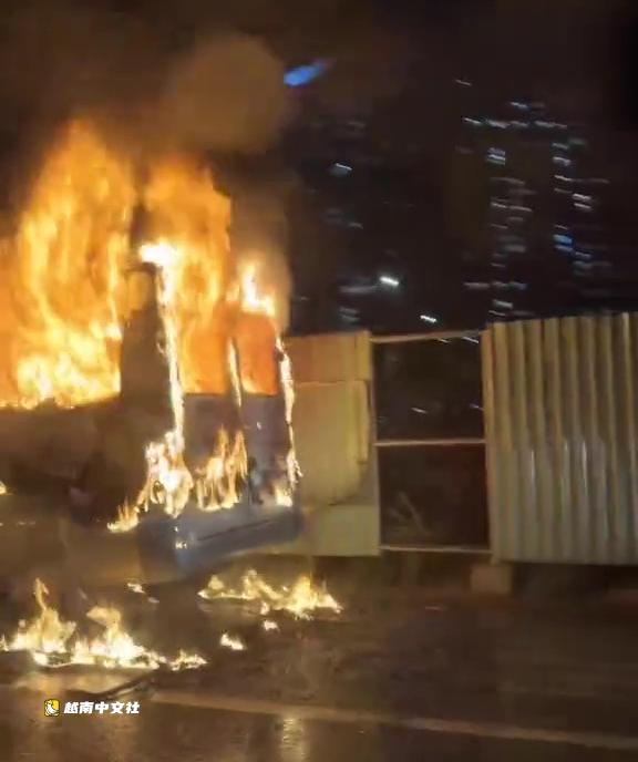 越南面包車在胡志明市-隆城-油耶高速公路上燒成鐵架,司機及時逃生