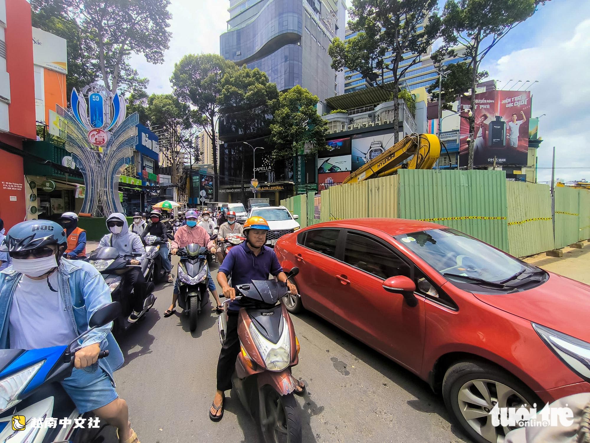 胡志明市民主廣場六叉路口鋼橋設計調整提案