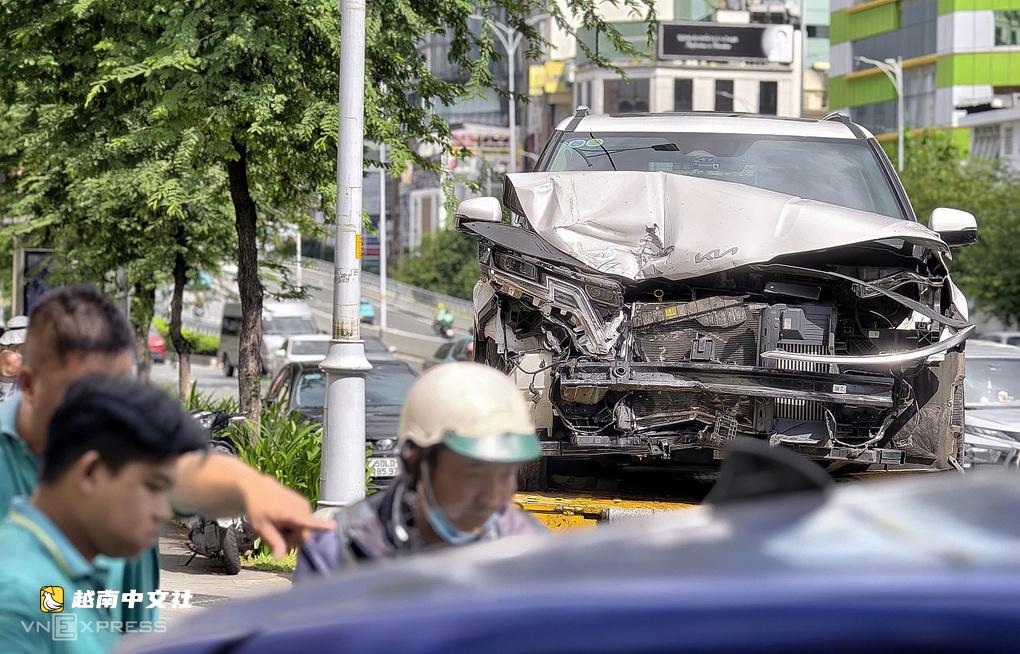 越南胡志明市巴遜橋下坡處兩車相撞