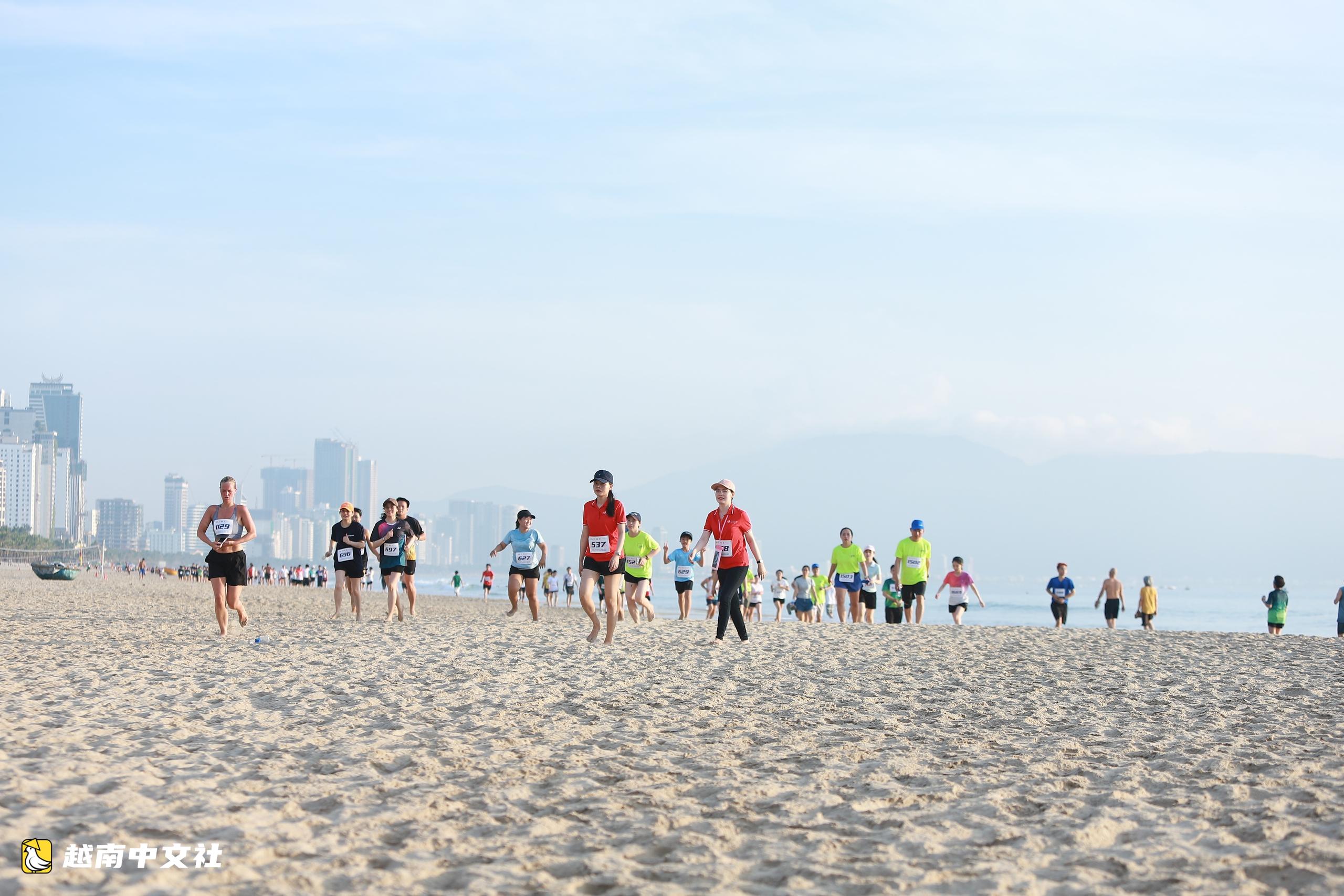 近2000人赤腳奔跑，欣賞峴港海灘壯麗日出