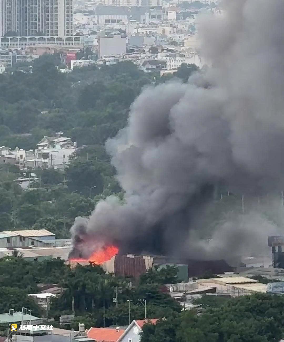 越南平興鄉傢俱倉庫大火 多輛汽車摩托車及時轉移