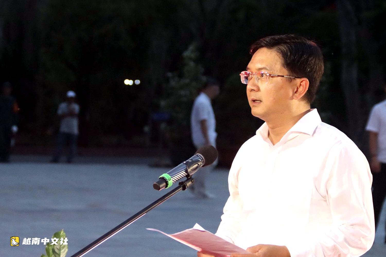 越南胡志明市委書記陳流光率團在崑崙島向英雄烈士敬香點燭感恩