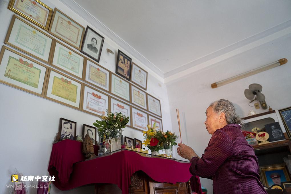 越南女護士60年前在彈雨中揹負5名傷員