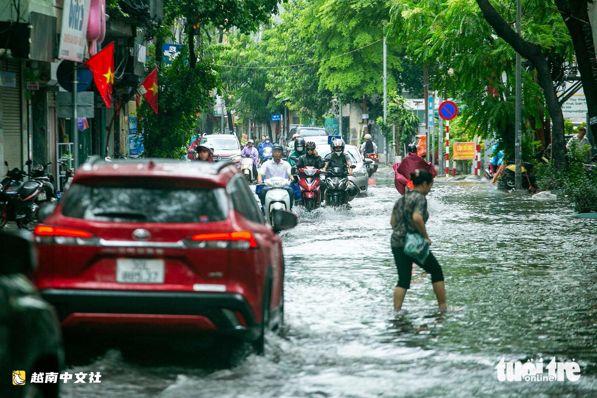 河內30分鐘暴雨致多條道路嚴重積水,多輛車熄火