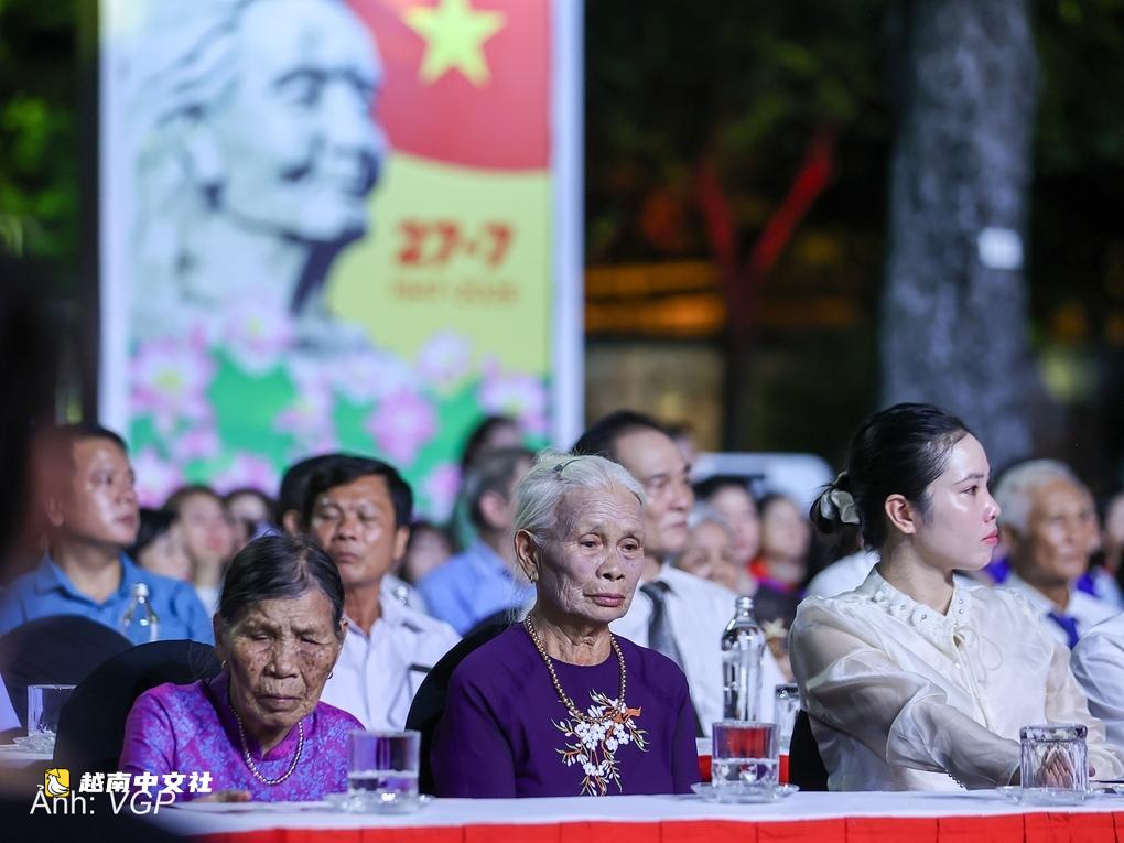 越南黨和國家領導人向英雄烈士致敬