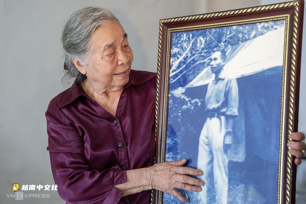 越南女護士60年前在彈雨中揹負5名傷員