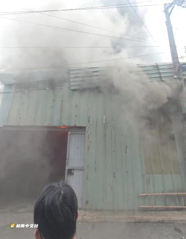 越南胡志明市新盛坊塑料廠火災,附近居民驚慌失措