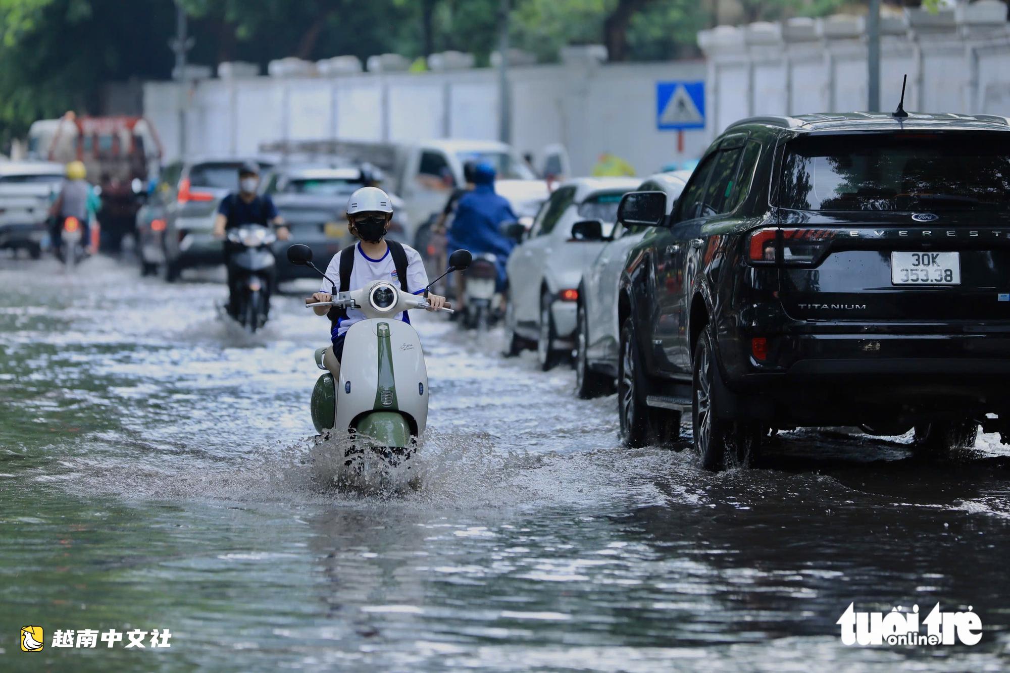 河內30分鐘暴雨致多條道路嚴重積水,多輛車熄火