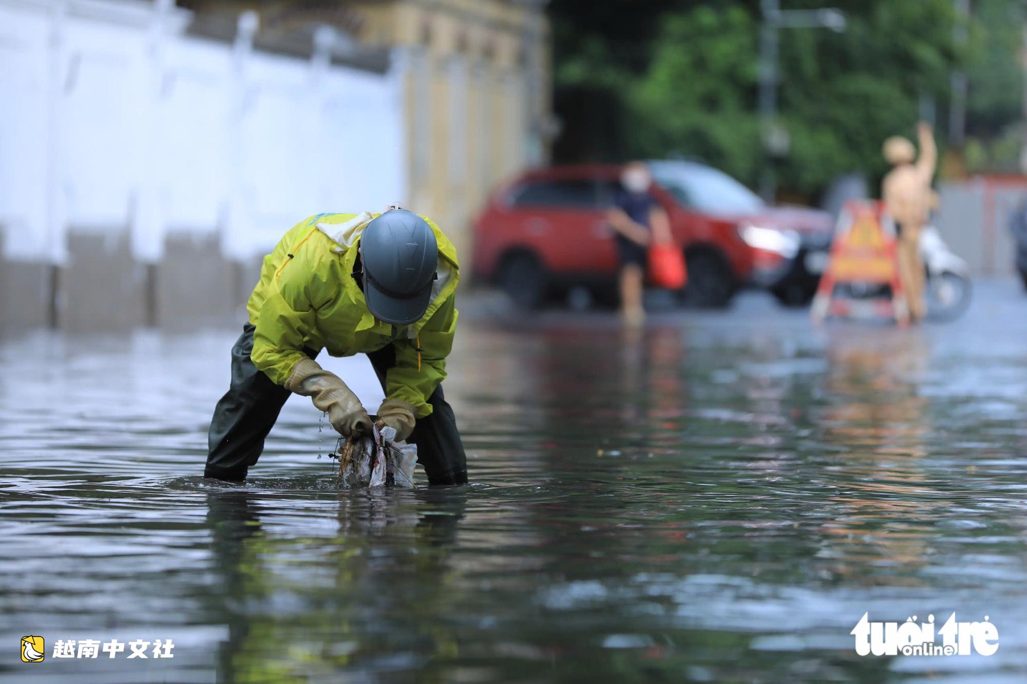 河內30分鐘暴雨致多條道路嚴重積水,多輛車熄火