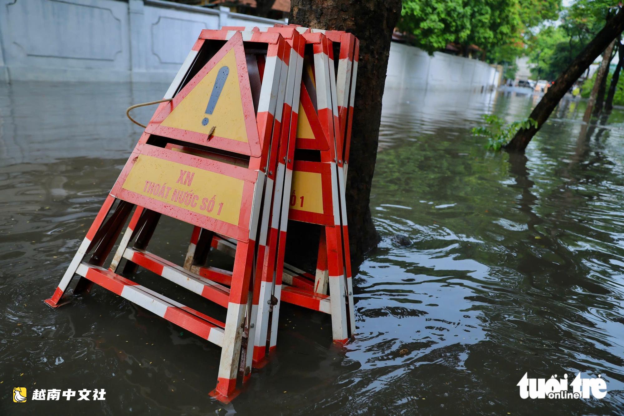 河內30分鐘暴雨致多條道路嚴重積水,多輛車熄火