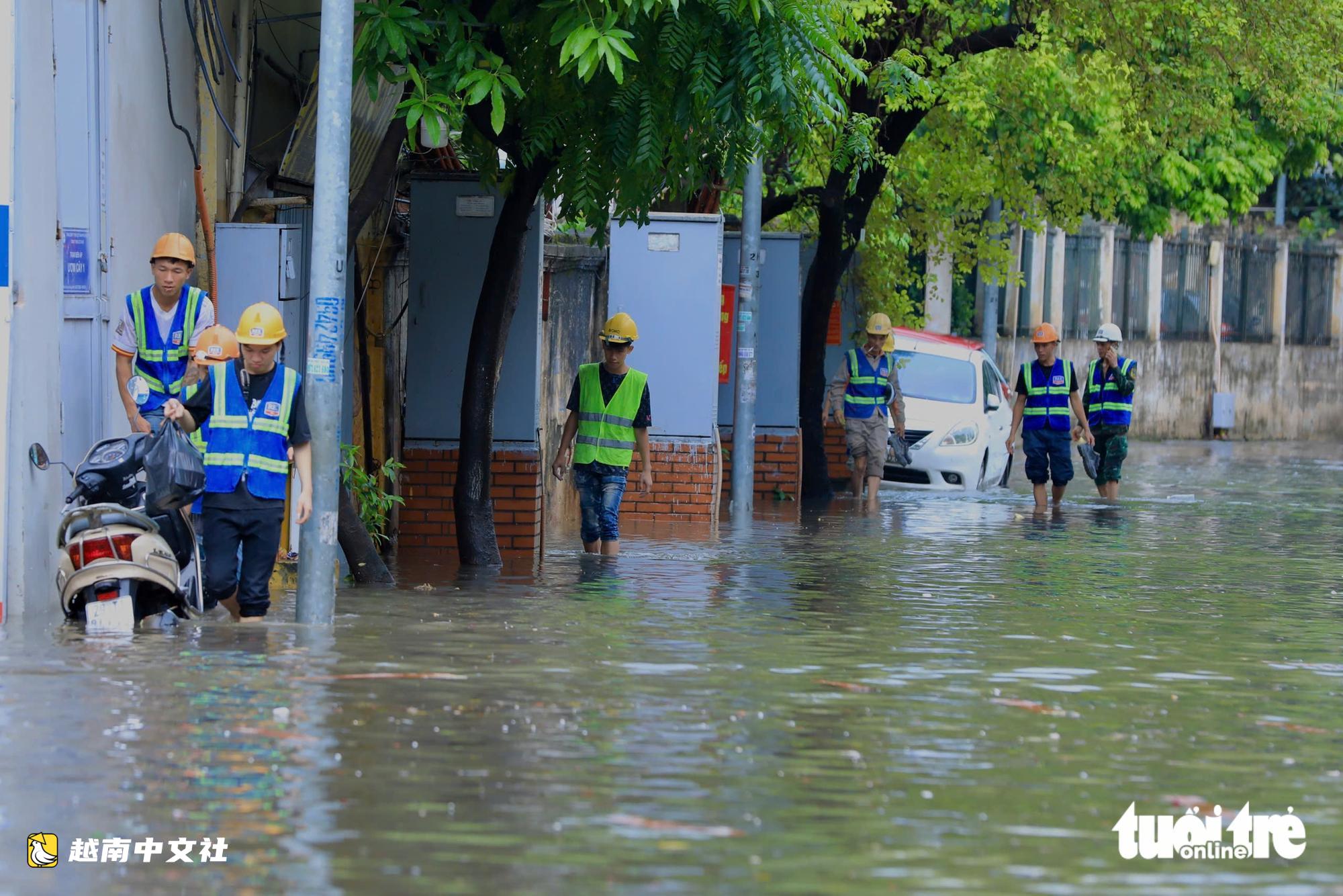 河內30分鐘暴雨致多條道路嚴重積水,多輛車熄火